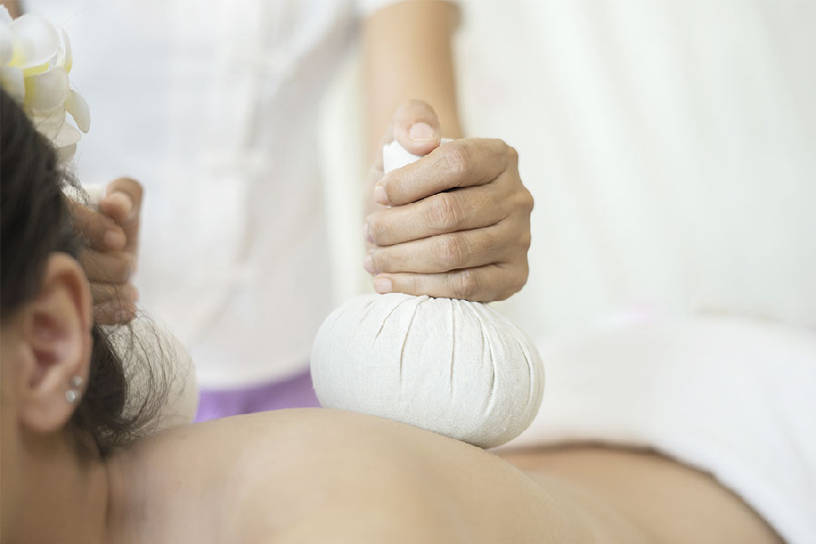 Traditionelle Thai-Massage mit heißen Kräuter-Stempeln